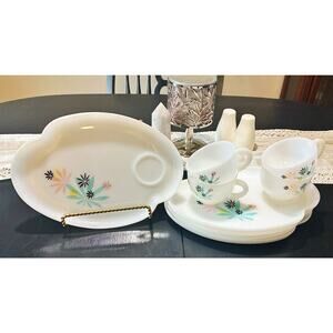 Vintage Milk Glass Cannabis Leaf Snack Set – Cups & Trays (8-Piece Set)